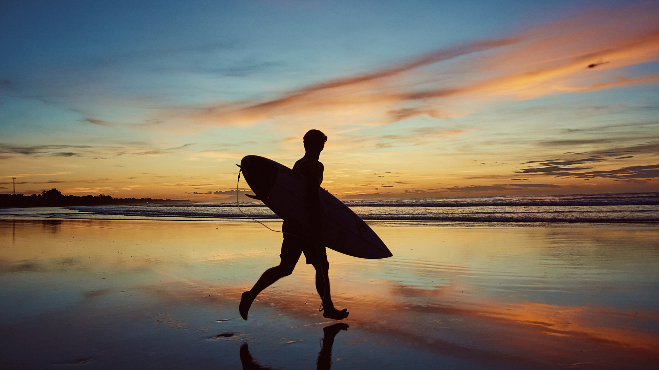 El Salvador afirma que 70% de los turistas que ingresan por el aeropuerto viajan a Surf City