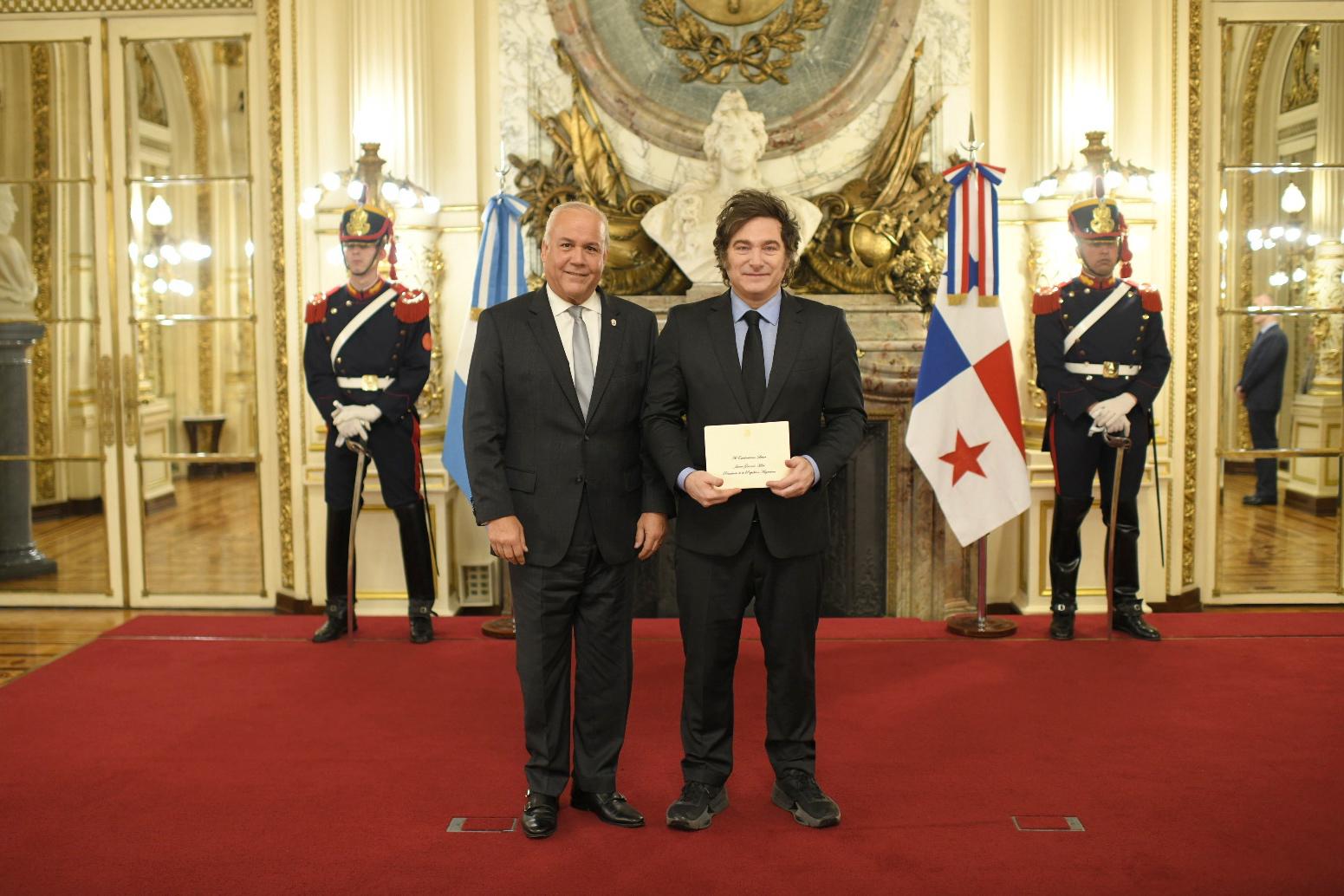 Juan Luis Correa presenta credenciales como embajador en Argentina