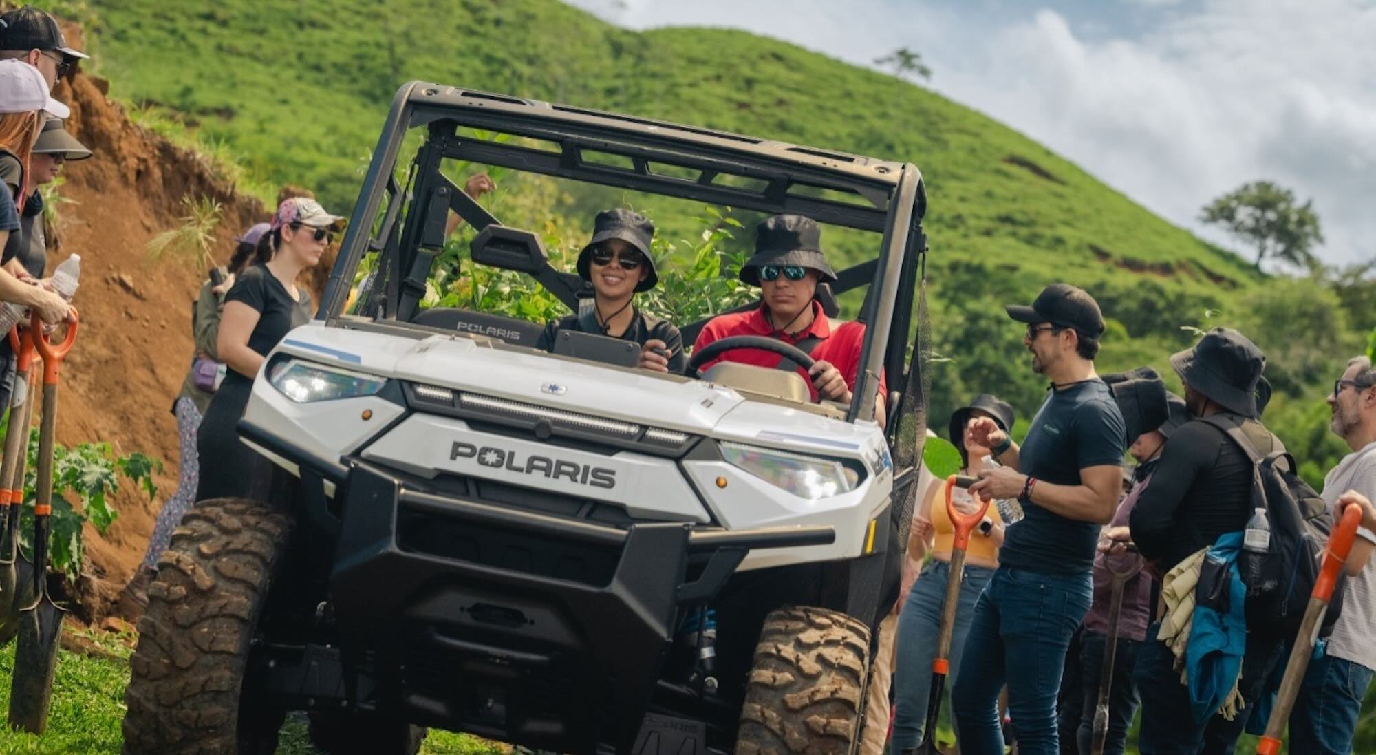 Red Motors reafirma compromiso ambiental con reforestación en montañas costarricenses