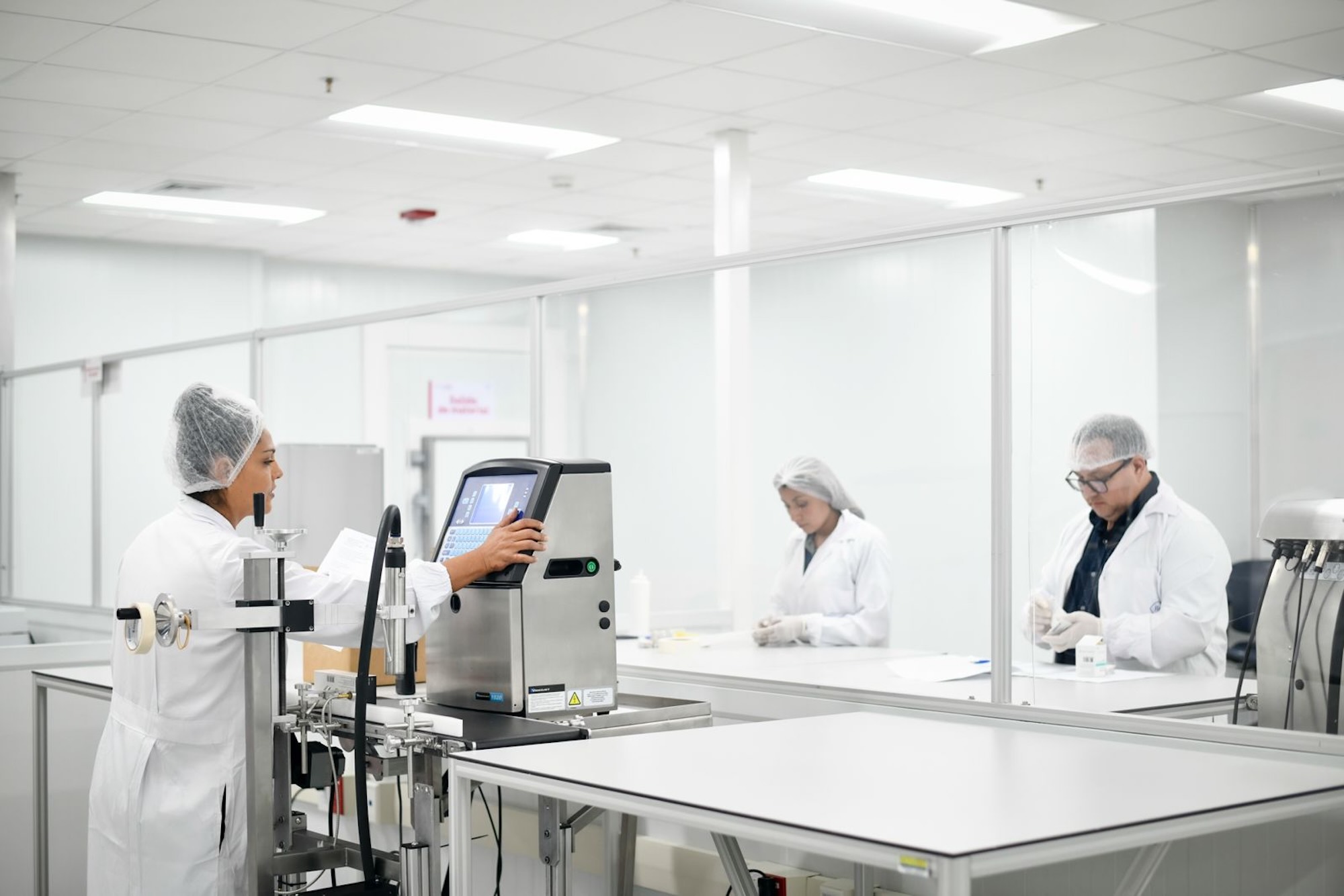 Roche fortalece su operación regional desde zona franca certificada por la OCDE