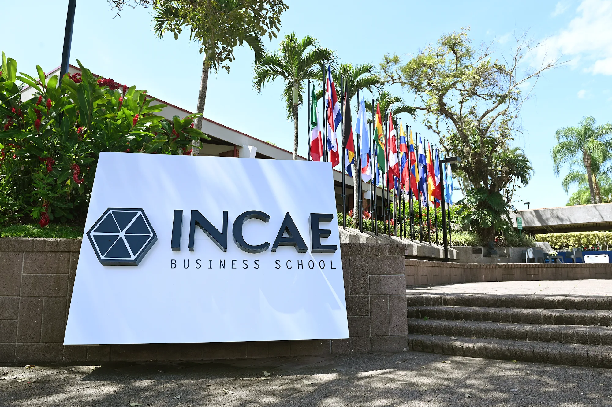 INCAE y Cuestamoras refuerzan su alianza para impulsar liderazgo y conocimiento en América Latina