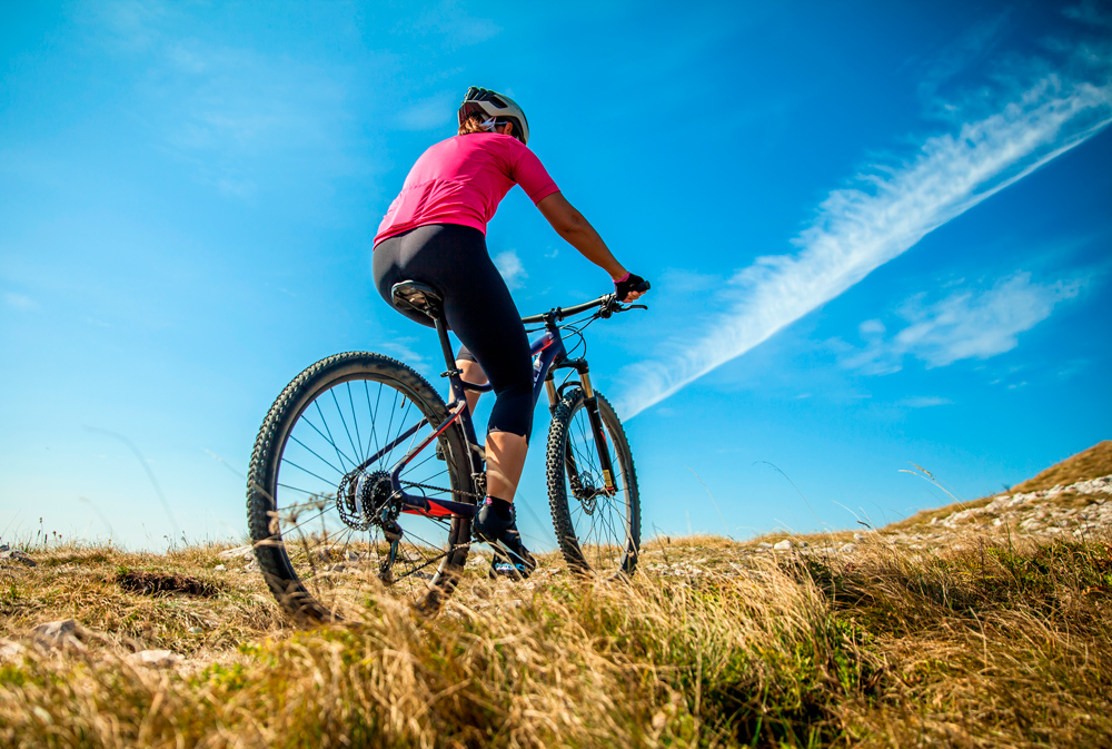 ¿Maneja bicicleta? Prevenga lesiones en manos y muñecas