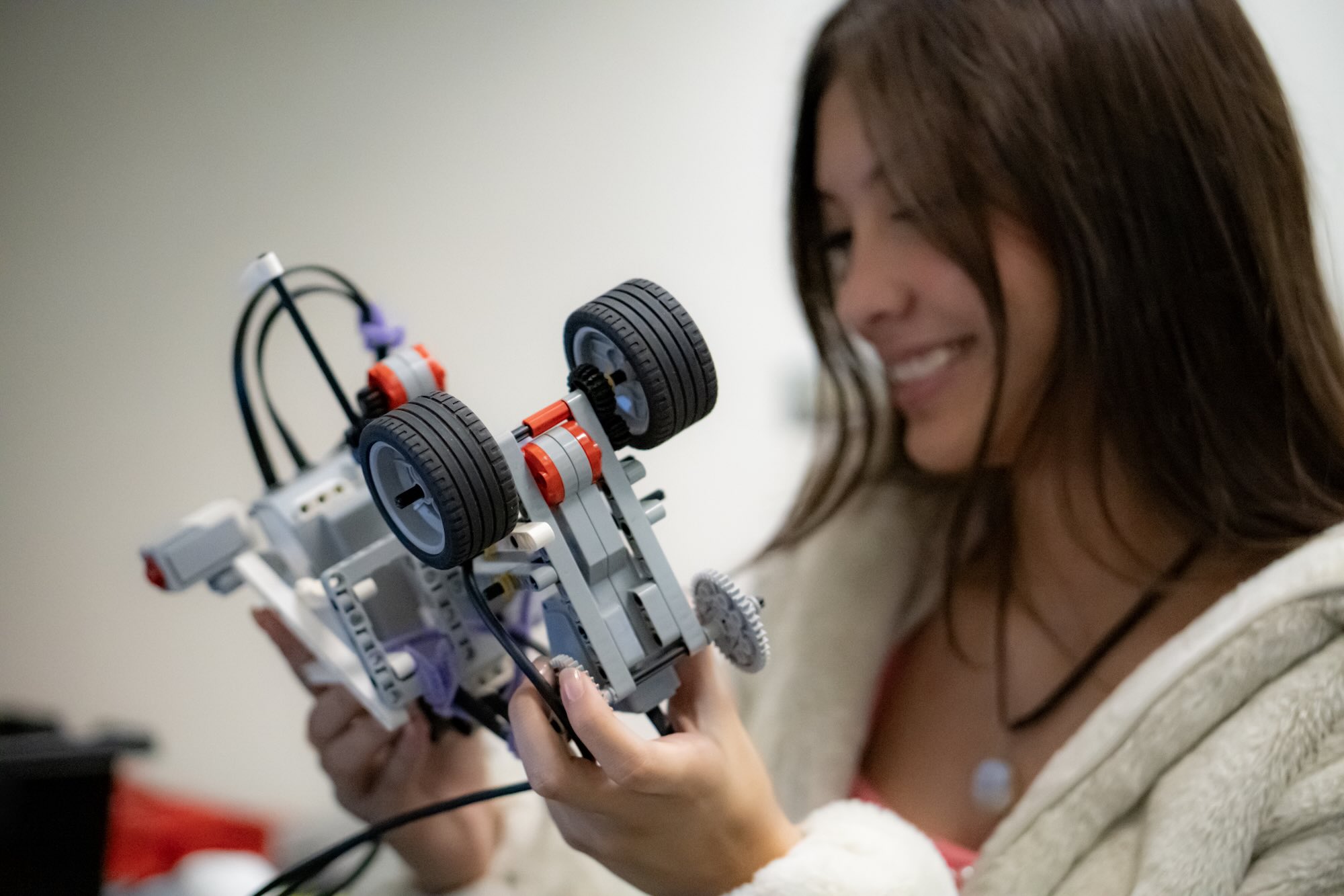 Fundación Omar Dengo lanza curso gratuito de robótica para mujeres con discapacidad intelectual