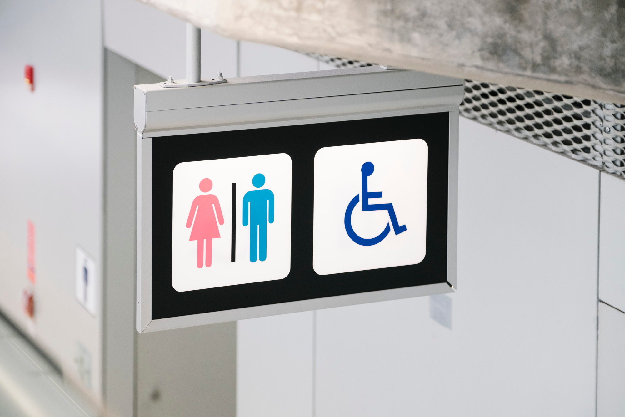 Evitar baños públicos podría afectar la salud: Nevax invita a normalizar el tema en familia