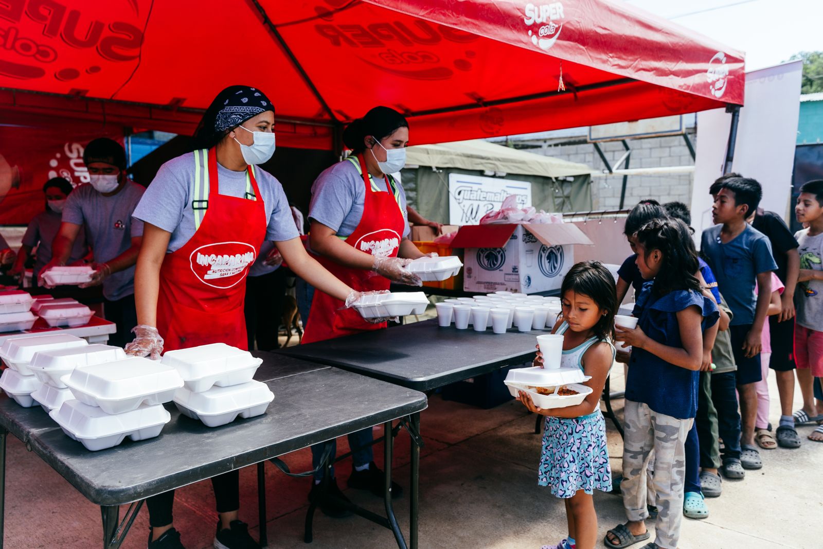 Fundación Castillo Córdova de Castillo Hermanos brinda alimentos a familias afectadas por sismos en Jutiapa