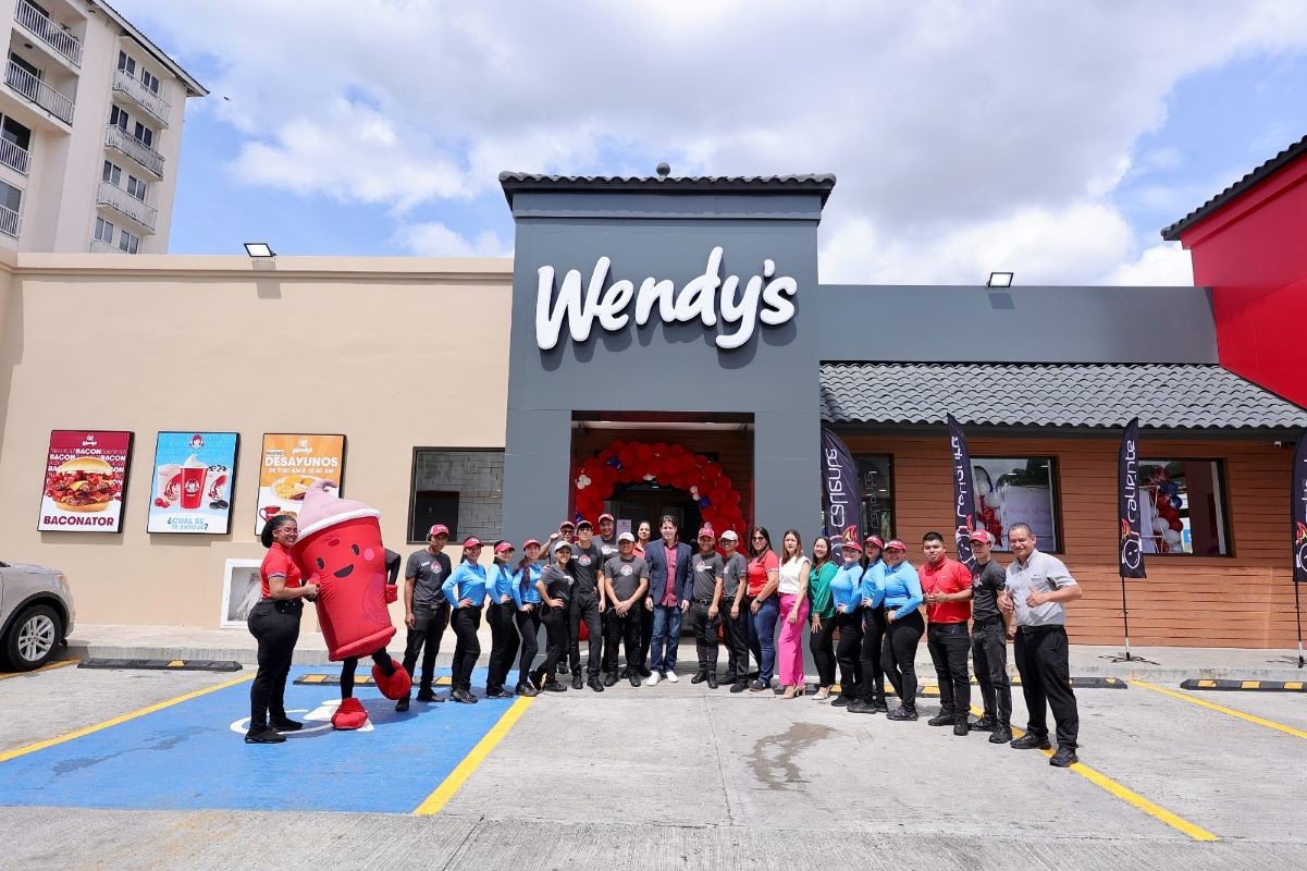 Con una inversión US$1,2 millones, Wendy’s Panamá inaugura una sucursal en Versalles