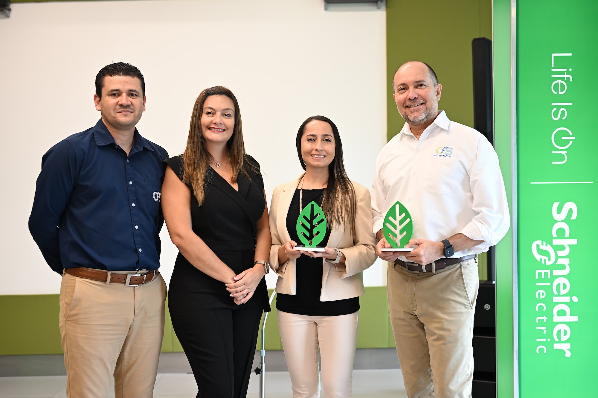 Schneider Electric otorga reconocimiento regional de sostenibilidad a CFS y FIFCO