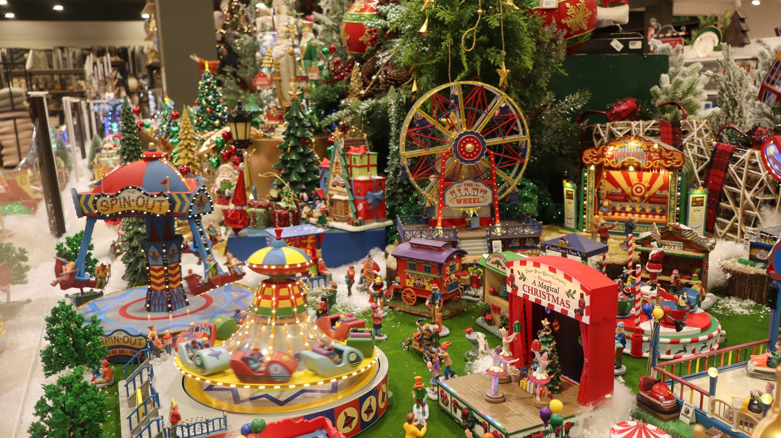 Cemaco lanza campaña de decoración navideña con un universo de luces y emociones