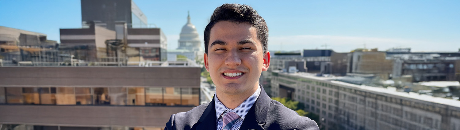 Bryan Escalona guía a jóvenes sin conexiones hacia espacios de poder