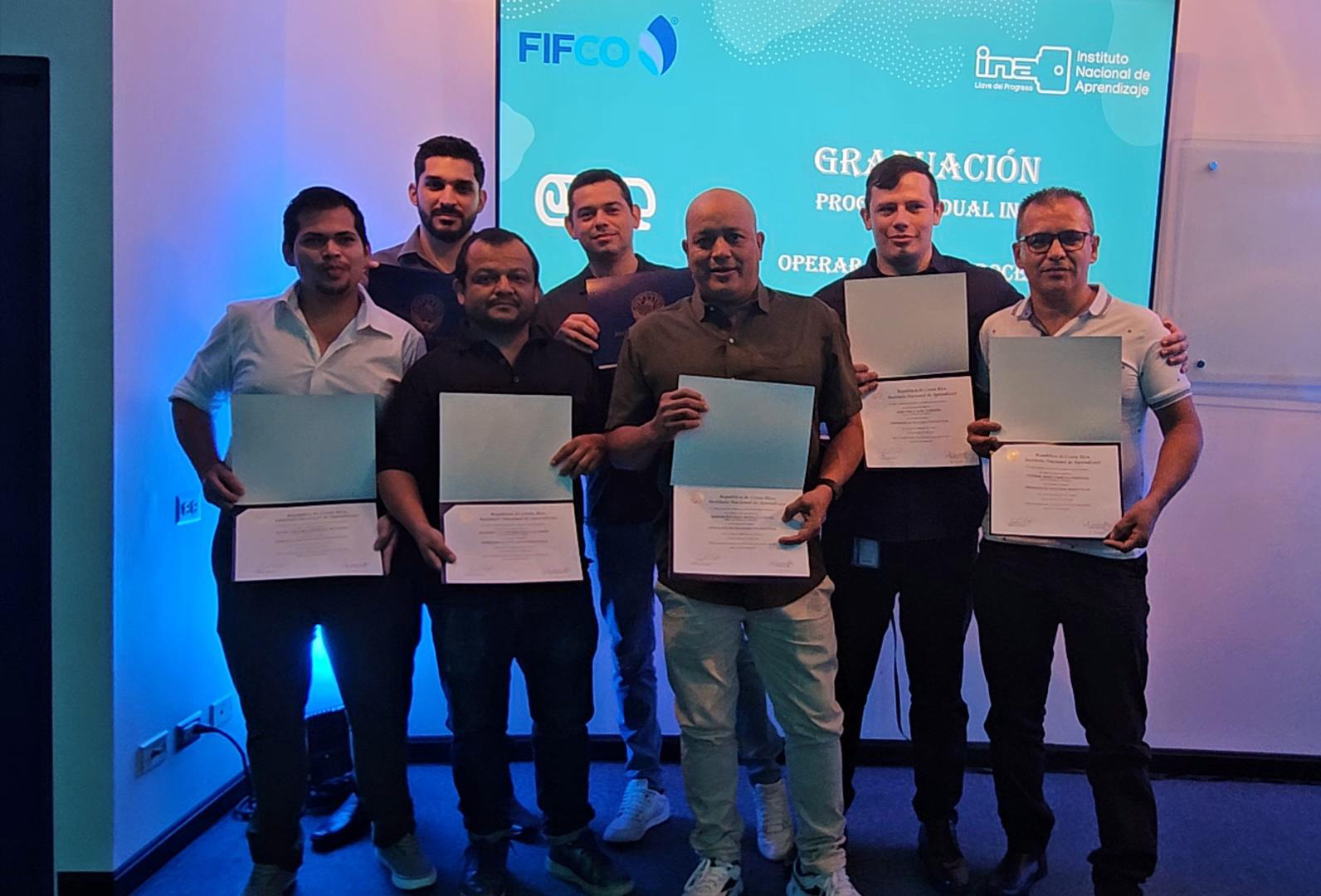 Gradúan tercera generación del Programa de Educación Dual en procesos productivos