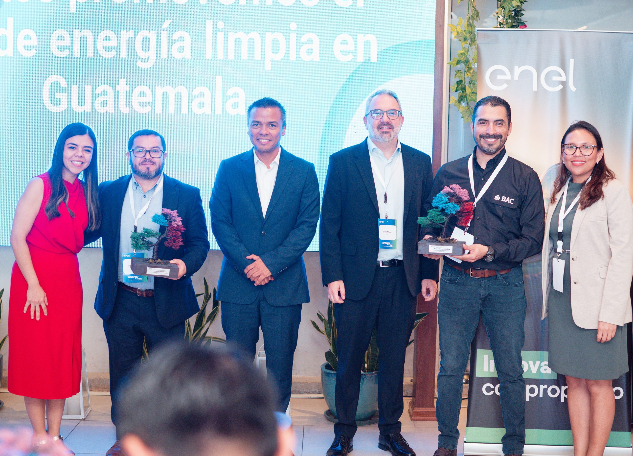 Empresas en Guatemala son reconocidas por su compromiso con la energía 100% renovable