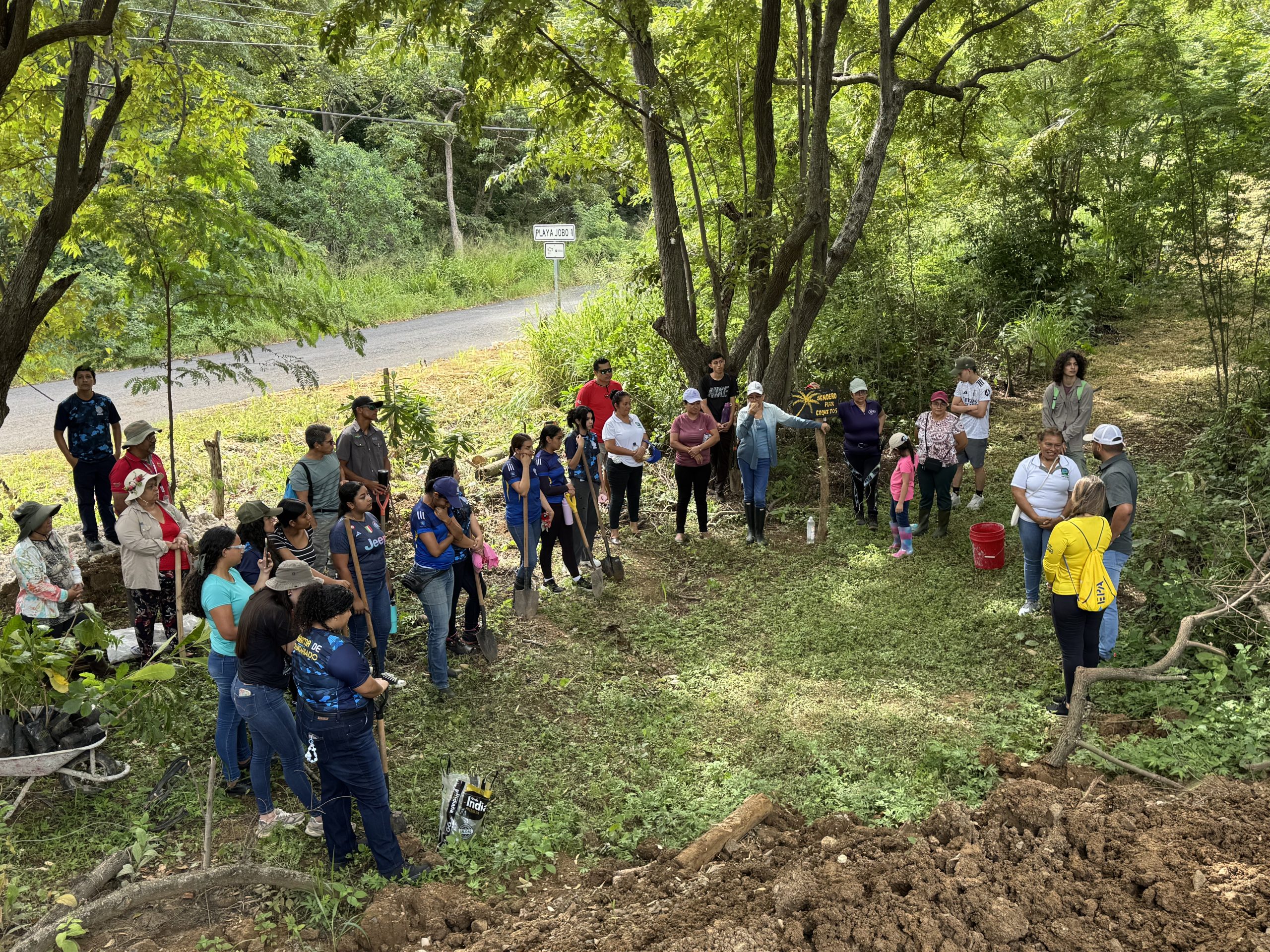 Costa Rica: Voluntarios siembran 300 árboles autóctonos en Playa El Jobo