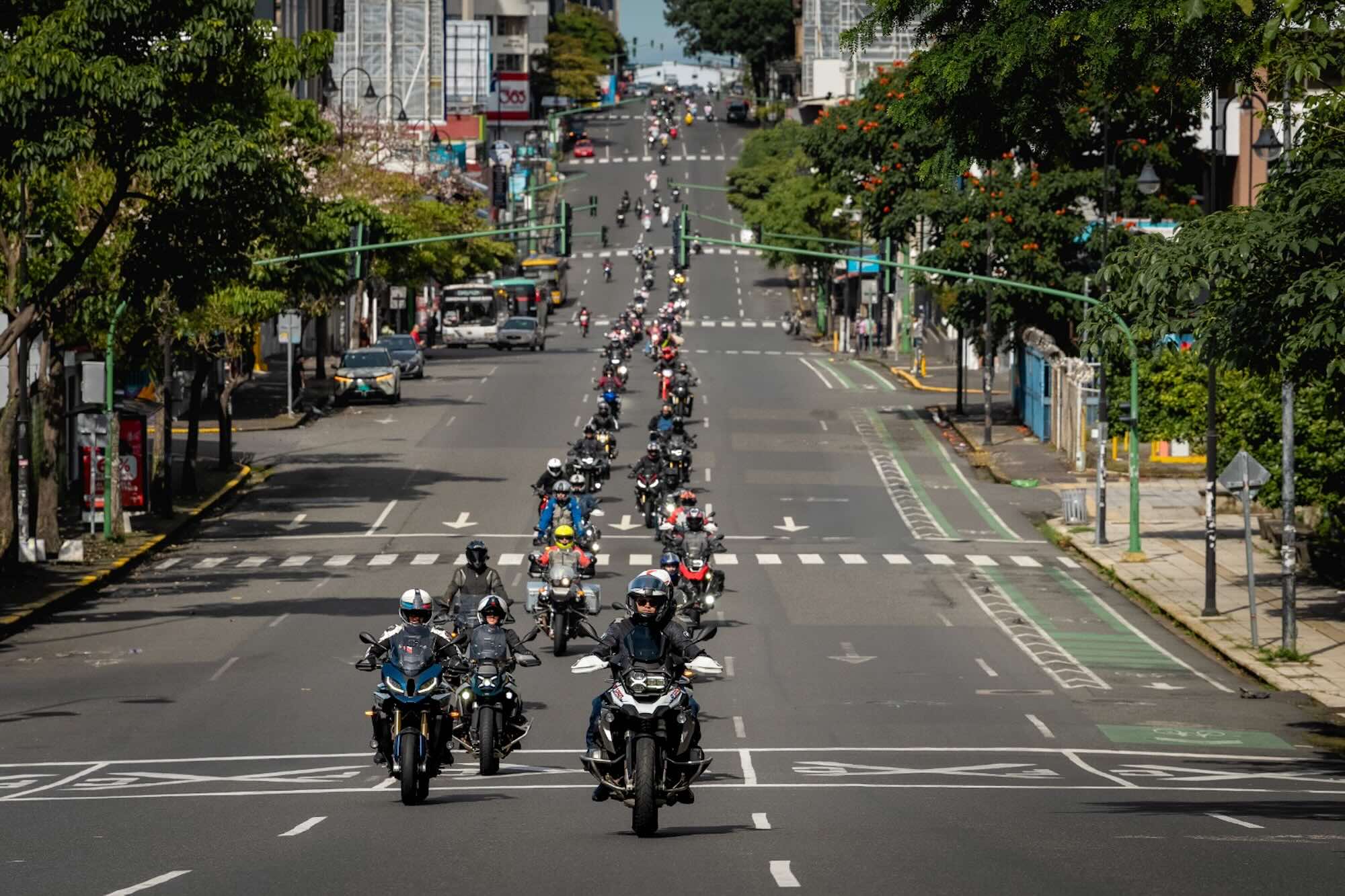 Motociclistas realizan importante donativo a Fundación Mujeres en Rosa