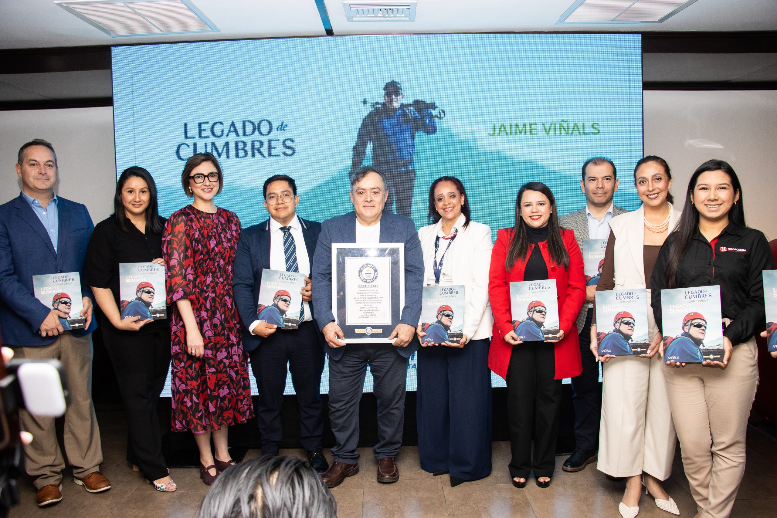 Jaime Viñals presenta “Legado de Cumbres”, su libro inspirado en el Récord Guinness por escalar los 14 volcanes más altos de Guatemala