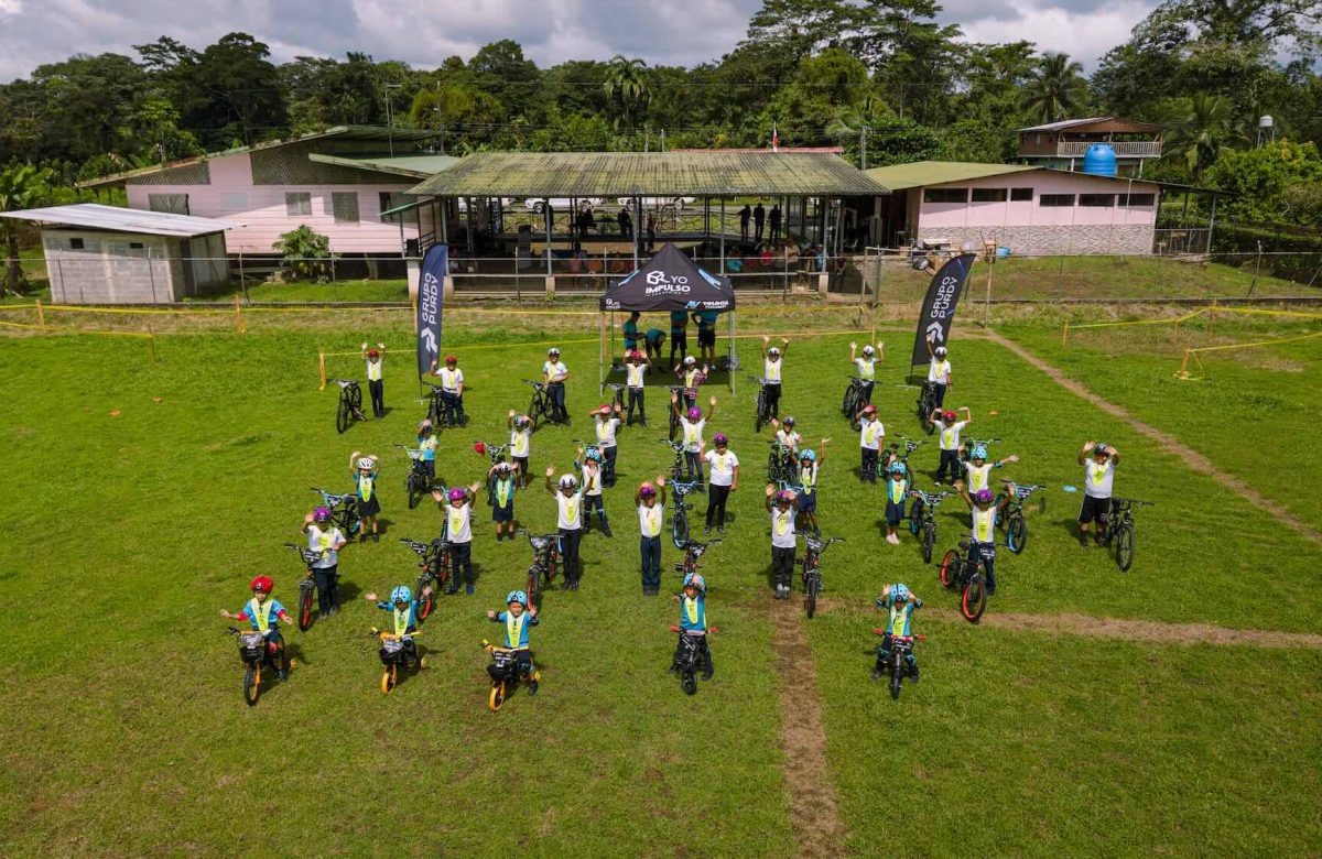 Estudiantes de Sarapiquí reciben bicicletas y equipo de protección para llegar seguros a clases