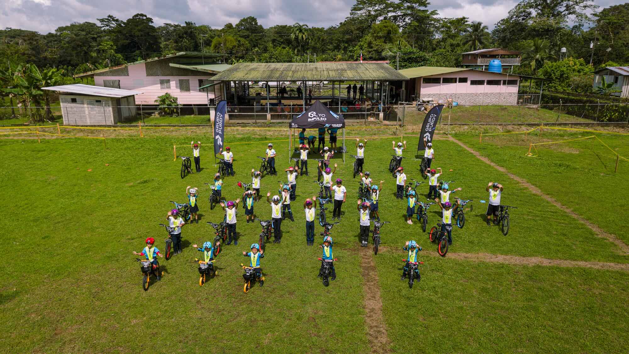 Estudiantes de Sarapiquí reciben bicicletas y equipo de protección para llegar seguros a clases