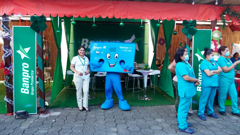 Banpro en feria navideña del hospital militar