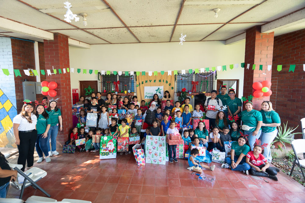 Banco Promerica El Salvador comparte la magia de la navidad con los niños de Aldeas Infantiles SOS