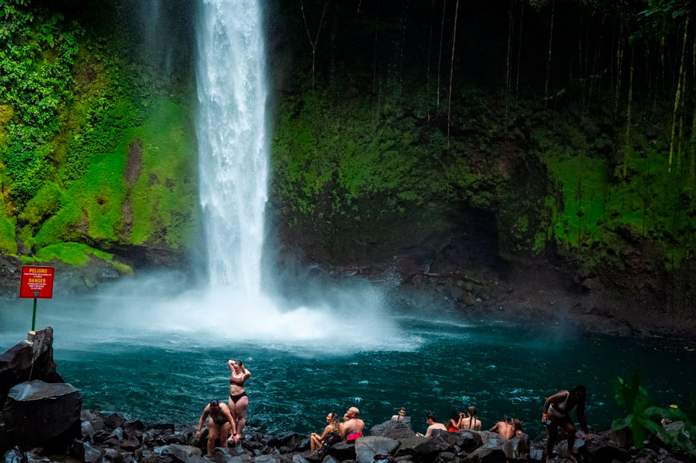 Costa Rica: Catarata de La Fortuna gana reconocimiento internacional “Lo Mejor de lo Mejor” 2025