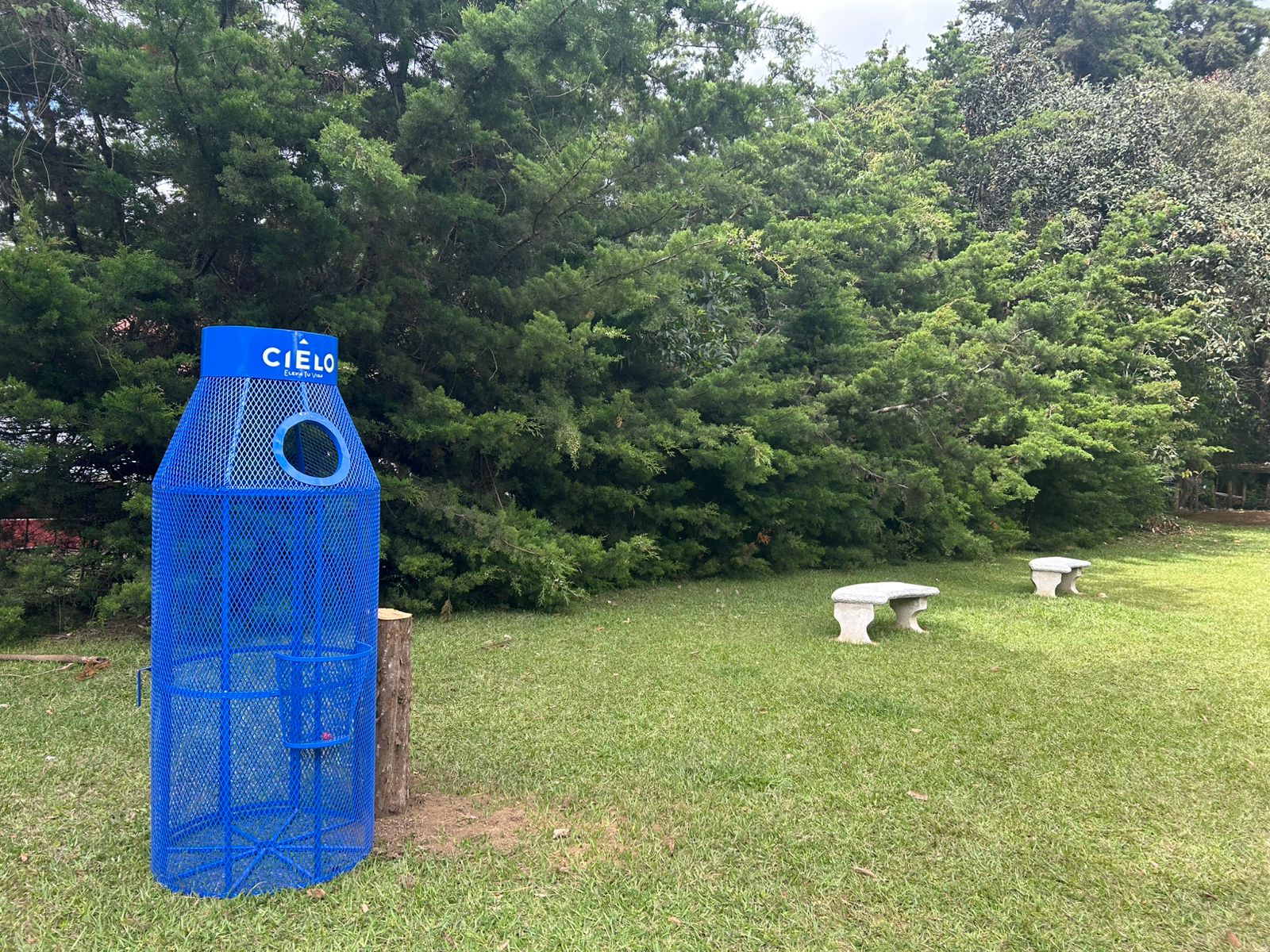 AJE entrega puntos de acopio de plásticos para manejo de residuos a alcaldía de Antigua Guatemala