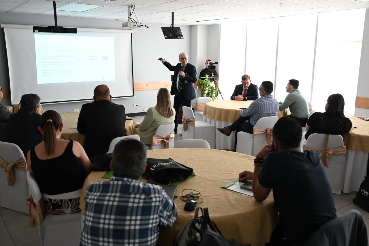 Universidad Latina fortalece su Centro de Innovación con certificaciones clave