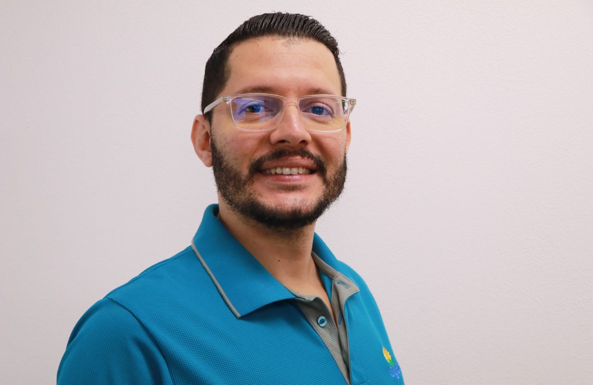 La tecnología que une generaciones: adultos mayores aprendiendo con IA