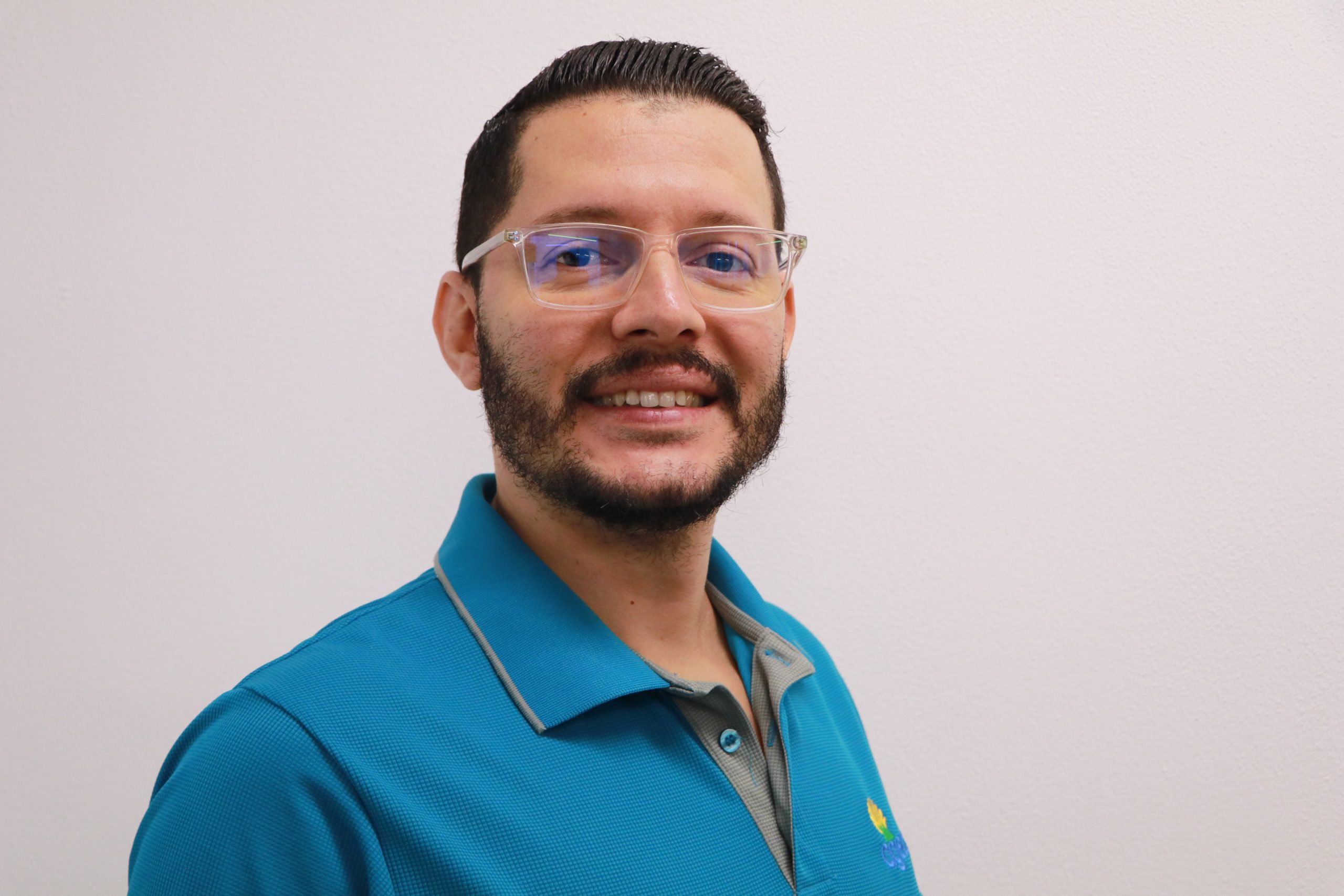 La tecnología que une generaciones: adultos mayores aprendiendo con IA