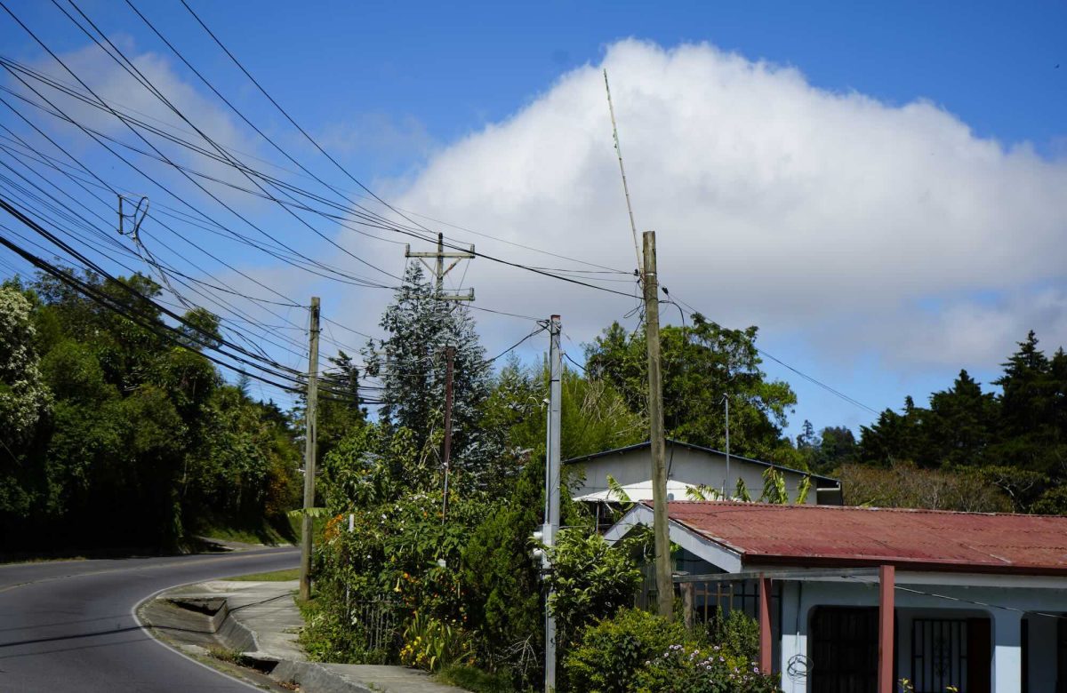 Coopesantos pide evitar propaganda en infraestructura eléctrica