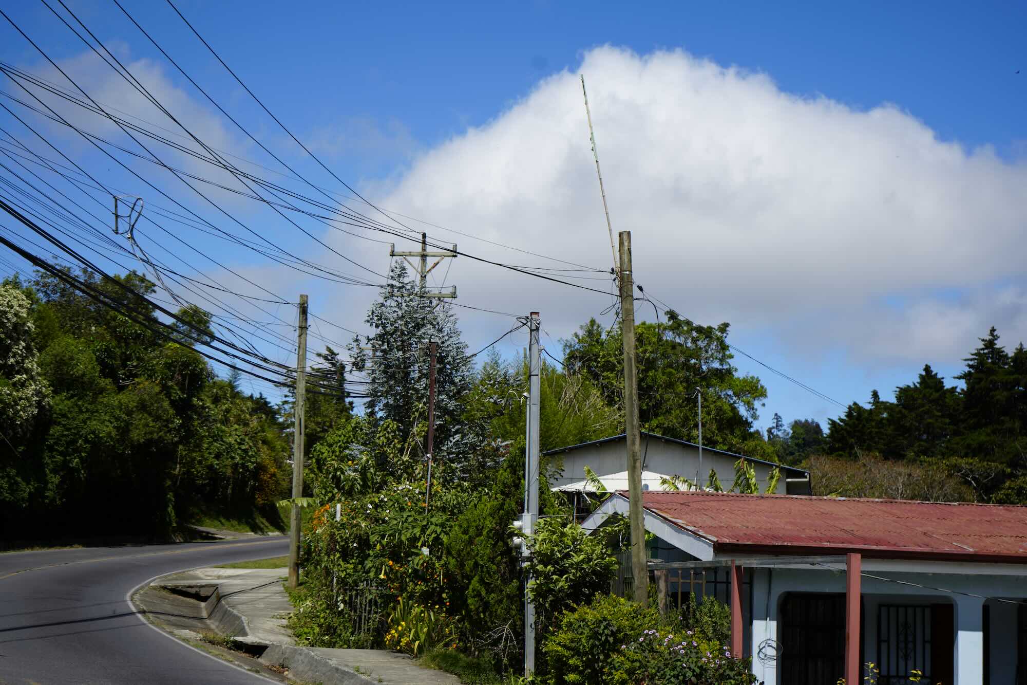 Coopesantos pide evitar propaganda en infraestructura eléctrica