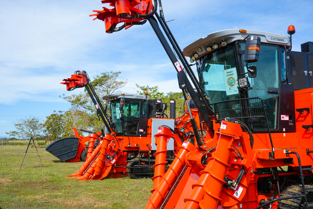 LAICA, MAG e INDER fortalecen al sector cañero con entrega final de cosechadoras para pequeños y medianos productores