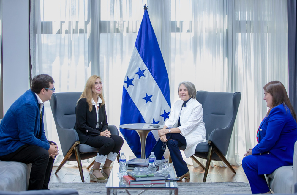 Núria Vilanova se reúne con la canciller hondureña Mireya Agüero para fortalecer la cooperación iberoamericana