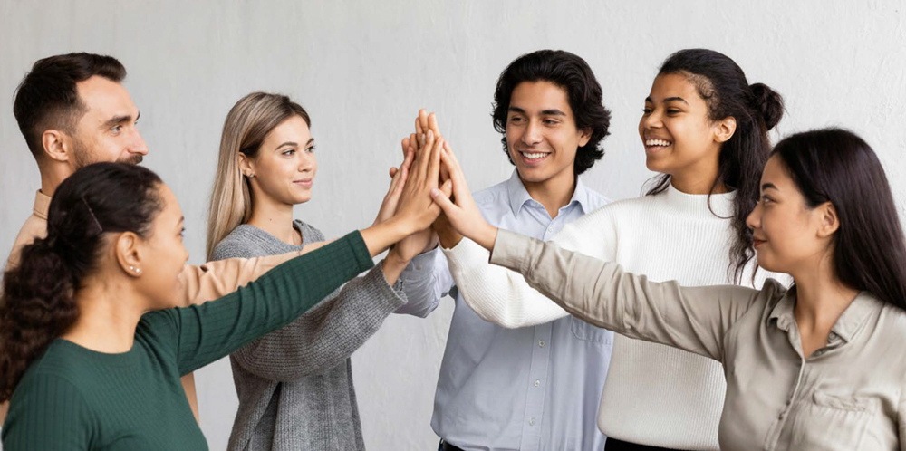 Generación Z en Costa Rica prioriza desarrollo y flexibilidad sobre salario, revela estudio regional