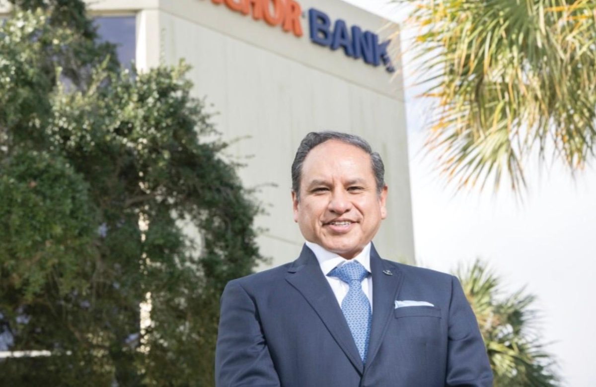 La portada de la revista especializada en banca Florida Banking fue dedicada a Anchor Bank de Palm Beach y a su presidente, Nelson Hinojosa