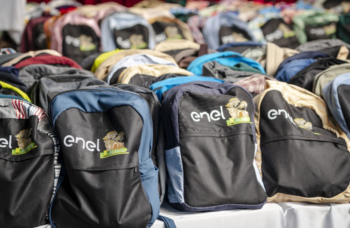 Uniformes de ENEL Guatemala se transforman en mochilas para la niñez y en oportunidades de negocio para mujeres