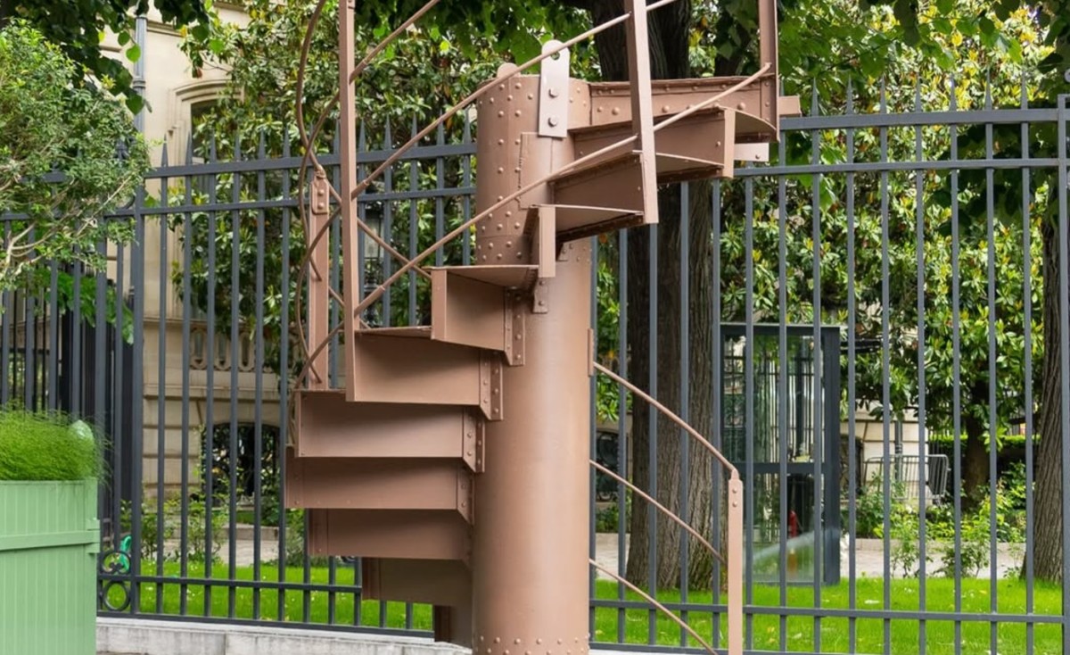Escalones de la Torre Eiffel alcanzan US$523.000 en subasta