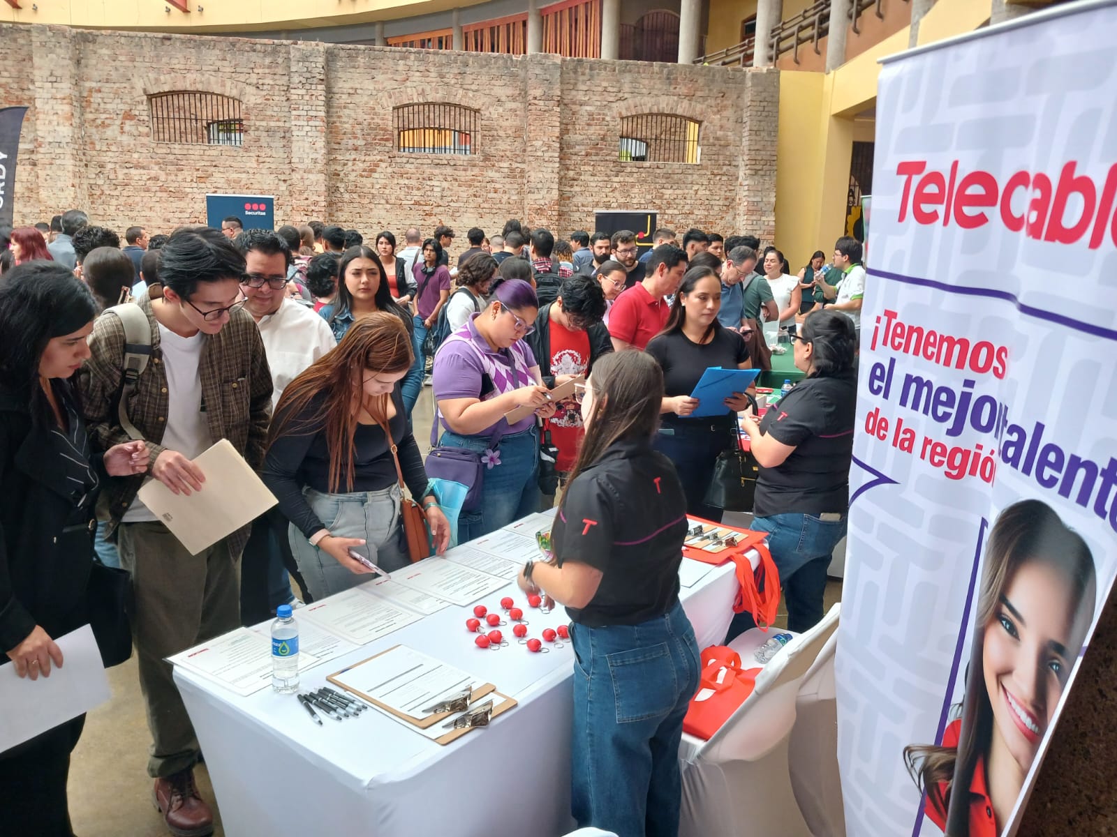 Telecable impulsa el empleo local con feria de trabajo en Costa Rica