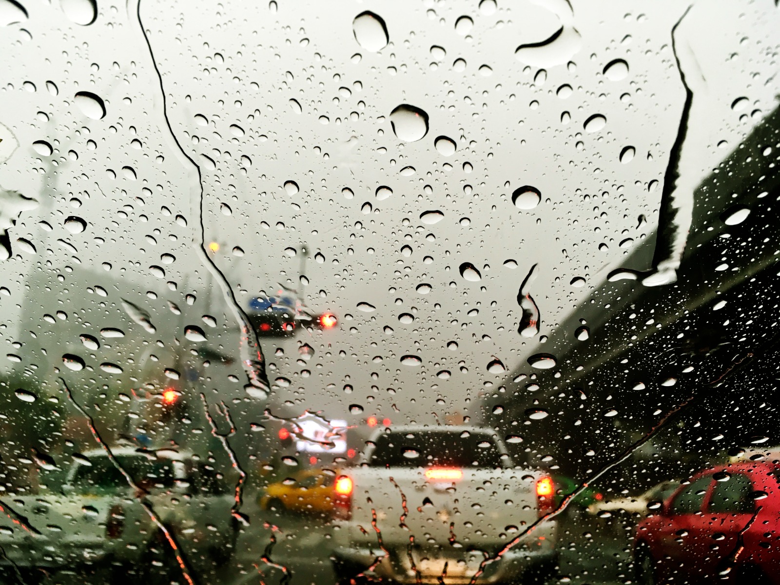 ¡Llegan las lluvias! Expertos recomiendan revisar su vehículo para evitar riesgos en carretera