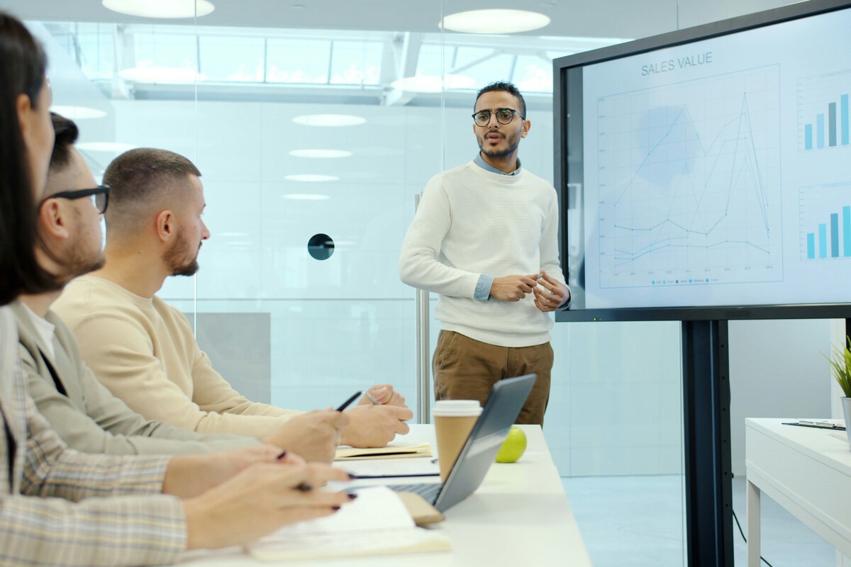 Una buena relación con el jefe influye más en el bienestar laboral que trabajar muchas horas, según psicólogos
