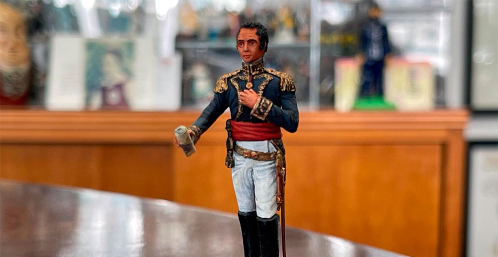 La miniatura de Simón Bolívar más perfecta del mundo, hecha por Marcel Lavie