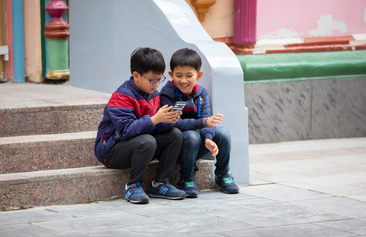 Regreso del celular en vacaciones: 5 claves para evitar que la tecnología desconecte a los estudiantes de su entorno
