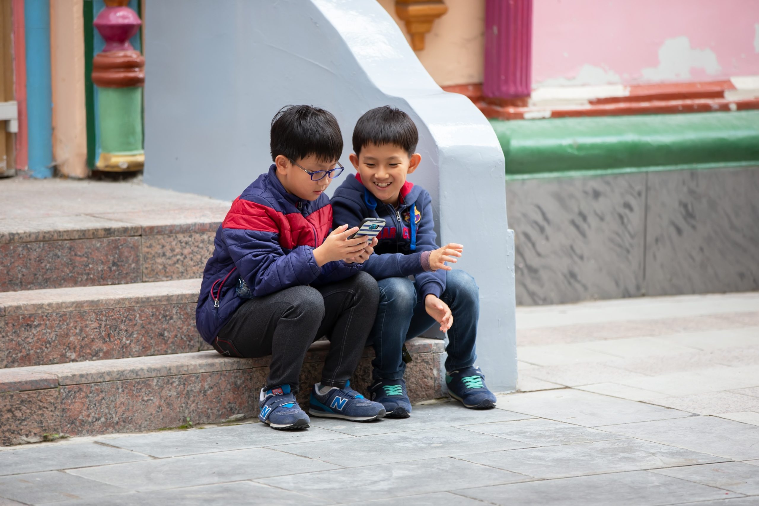 Regreso del celular en vacaciones: 5 claves para evitar que la tecnología desconecte a los estudiantes de su entorno