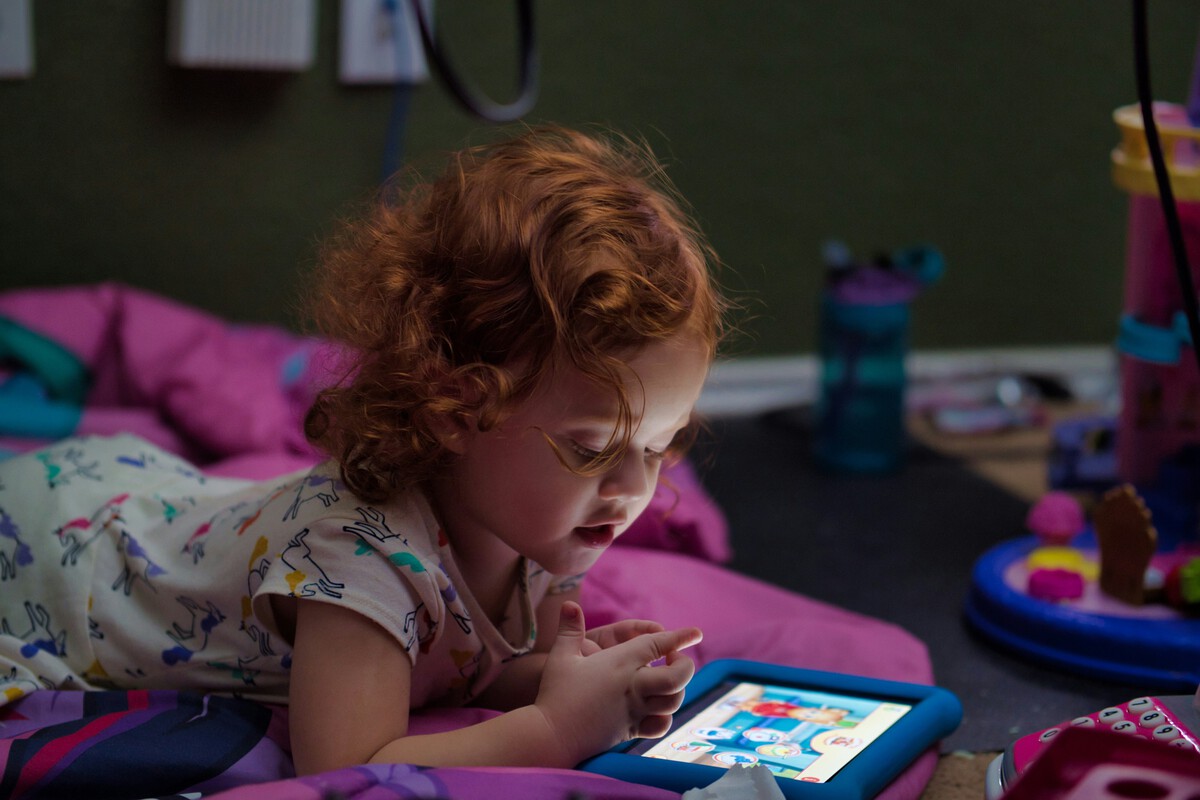 Estudio finlandés cuestiona la idea de que más tiempo de pantalla siempre perjudica a los niños