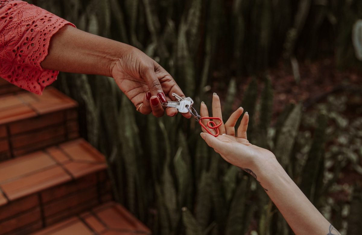 Mujeres convierten espacios en oportunidades a través de Airbnb