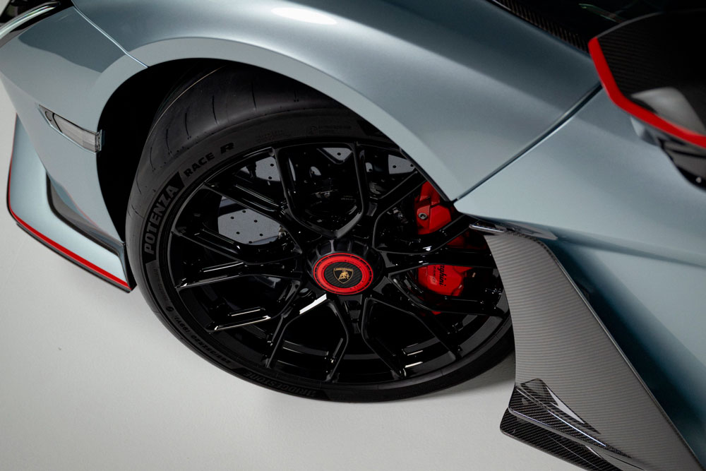 Lanzan neumático hecho a la medida del Lamborghini de producción más rápido de la historia