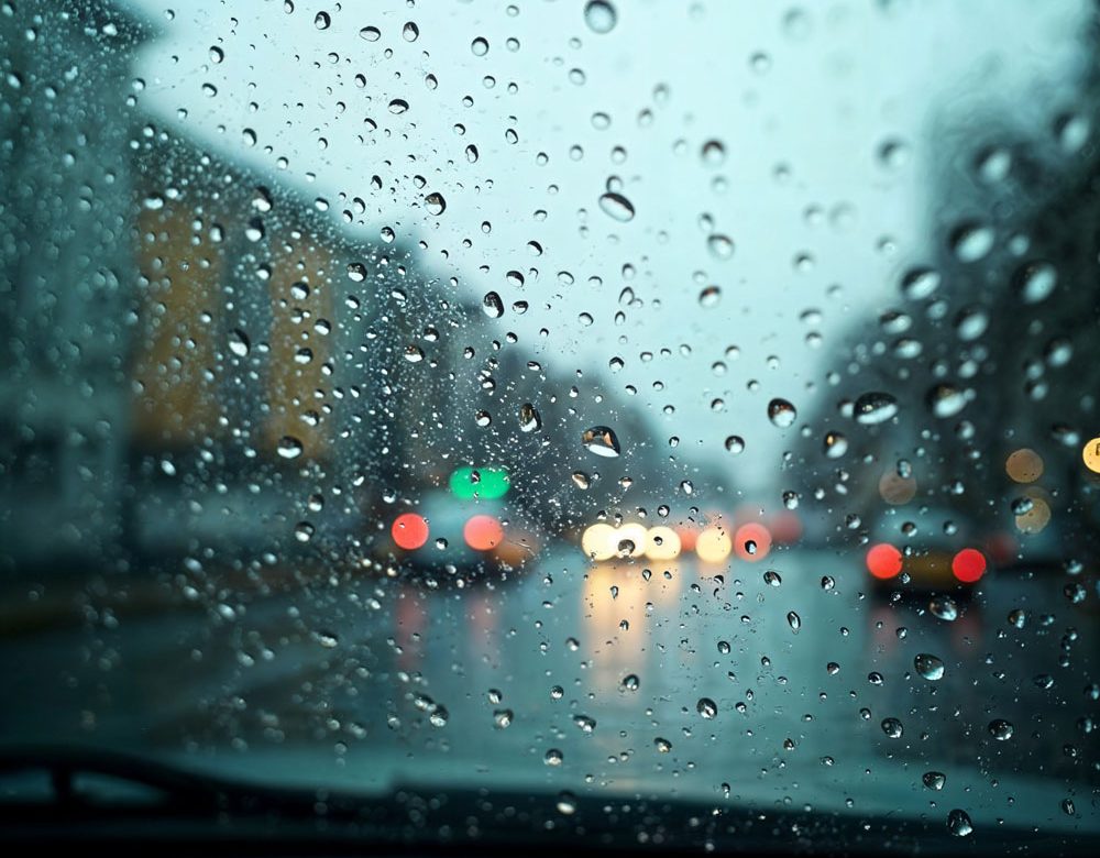 Cinco claves para conducir seguro bajo la lluvia