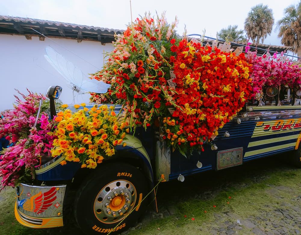 Festival de las Flores celebra una década en Antigua Guatemala y llega por primera vez a Petén