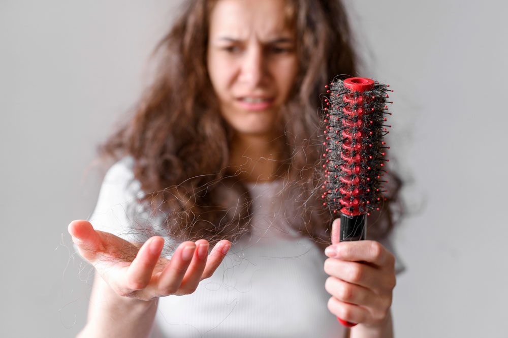 Especialista comparte recomendaciones prácticas para tratar la caída del cabello