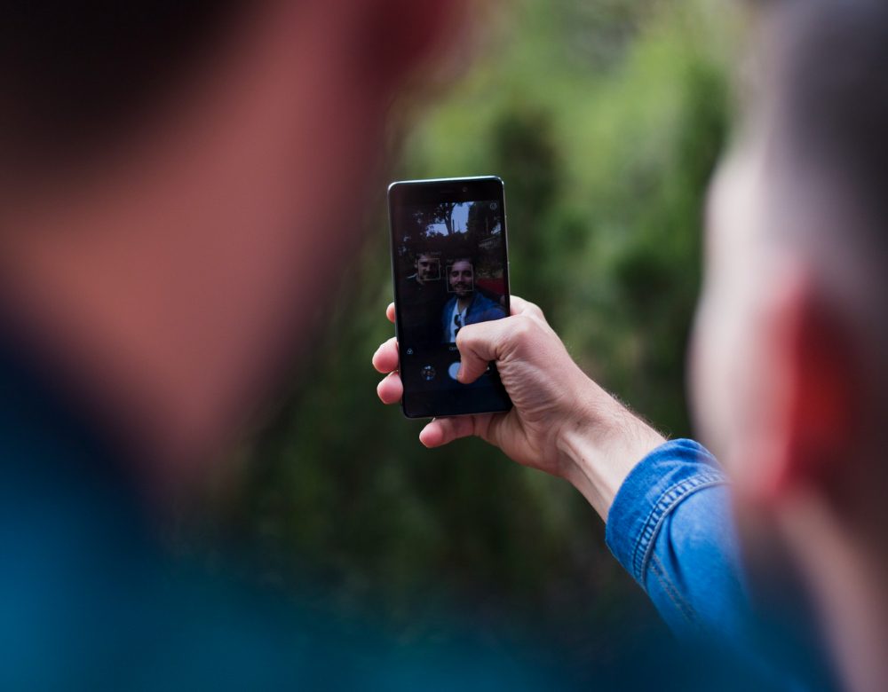 ¿La cámara de su teléfono lo está vigilando?