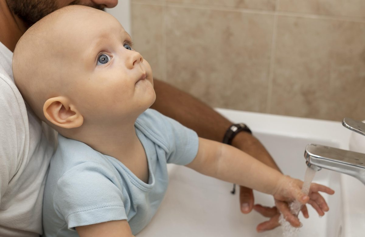 La higiene infantil se construye paso a paso según la edad