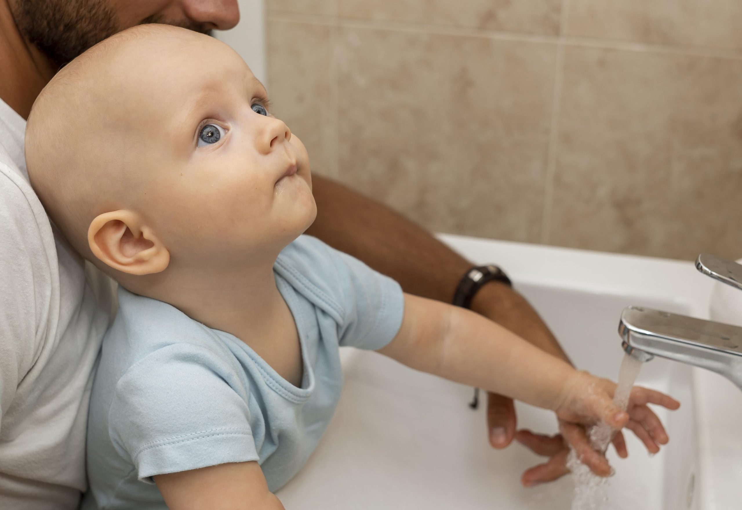 La higiene infantil se construye paso a paso según la edad